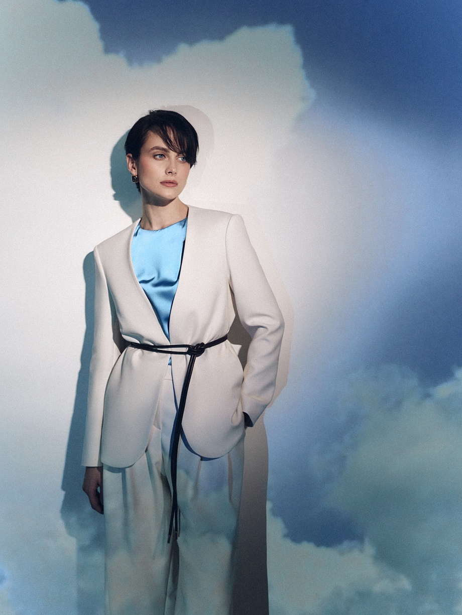 Прямой удлиненный жакет без застежки