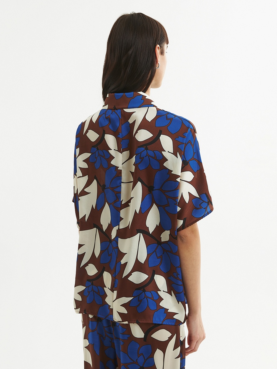 Свободная блуза с крупным цветочным принтом