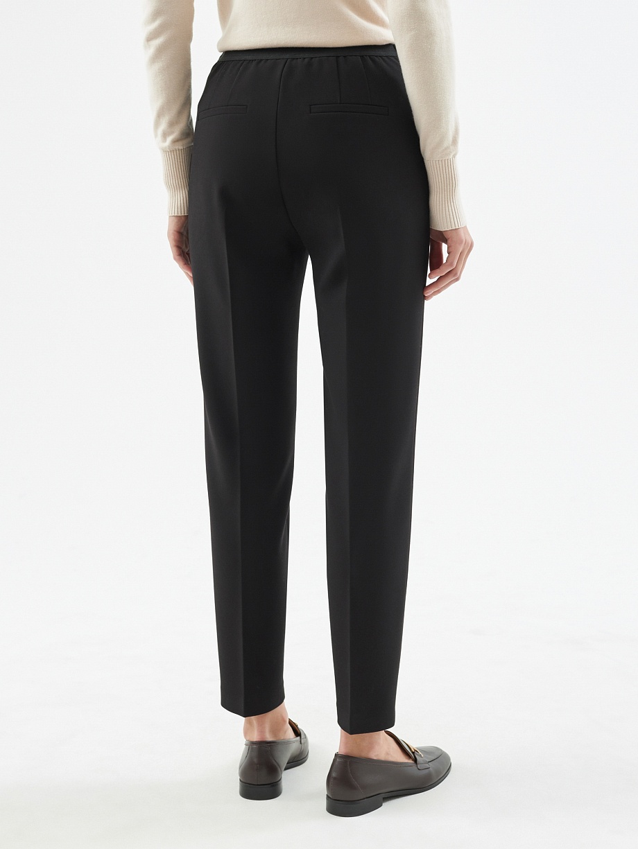 Классические зауженные брюки из костюмной ткани со стрелками