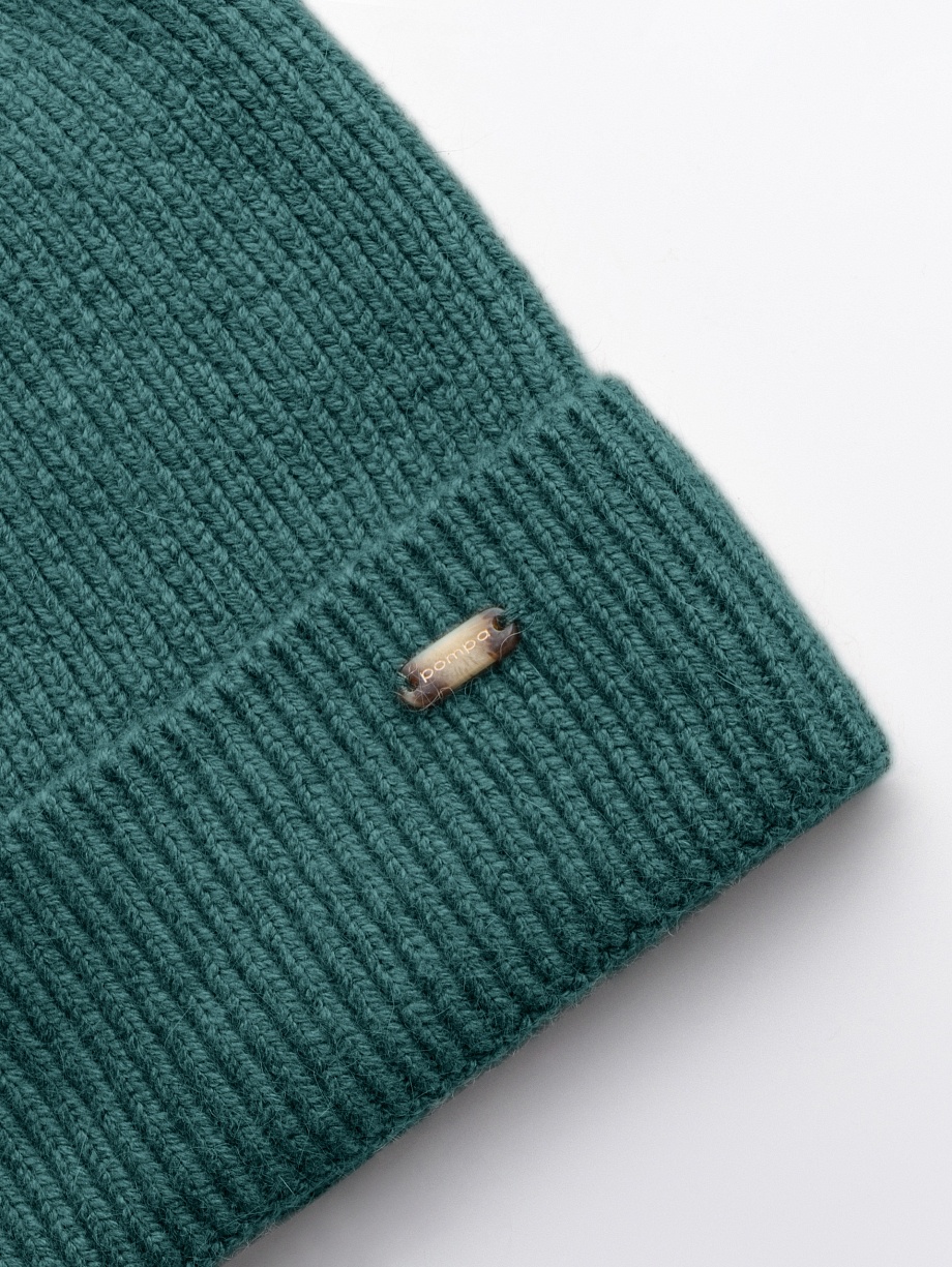 Шапка бини из пряжи с ангорой