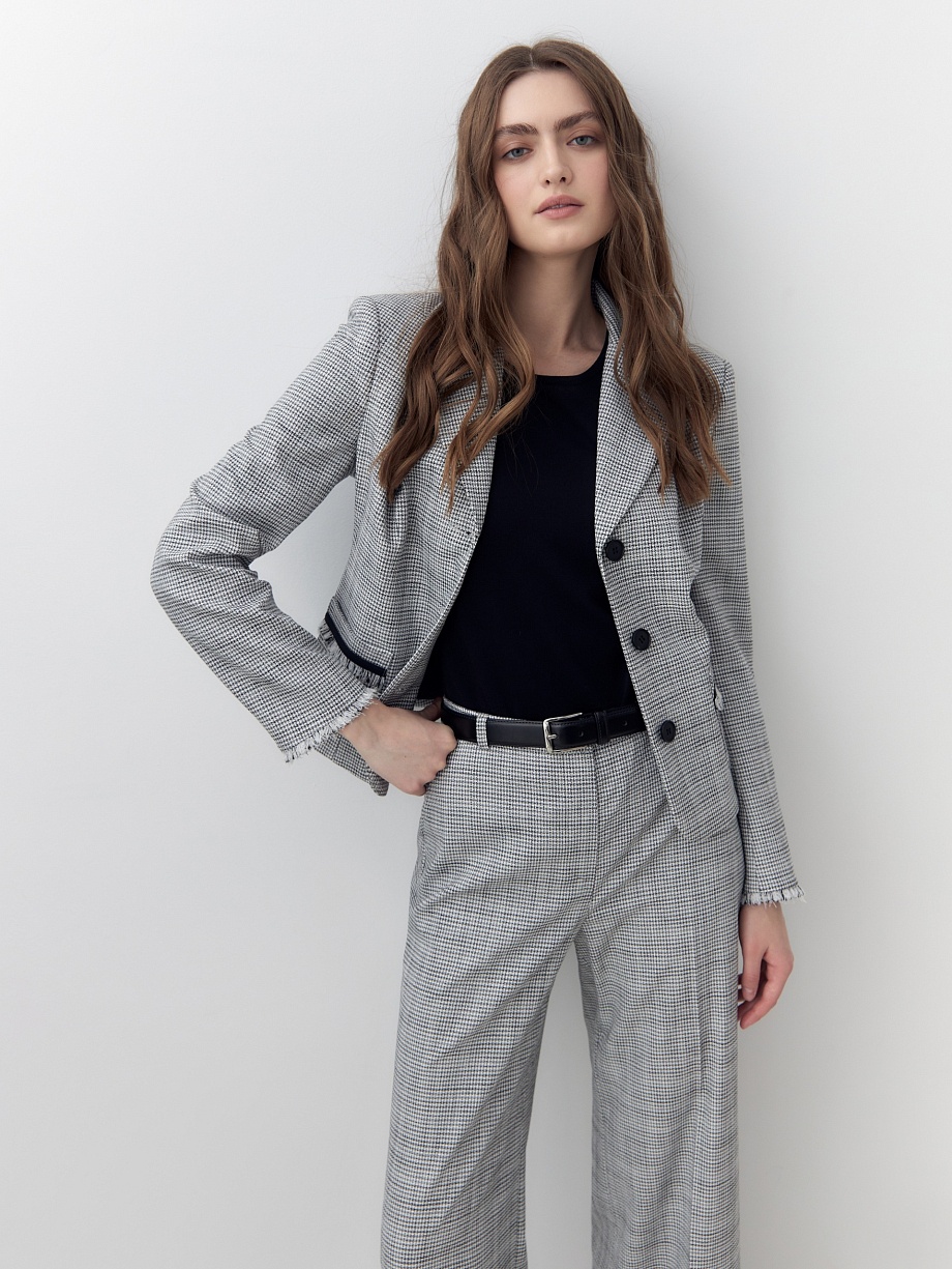 Укороченный приталенный жакет из твида