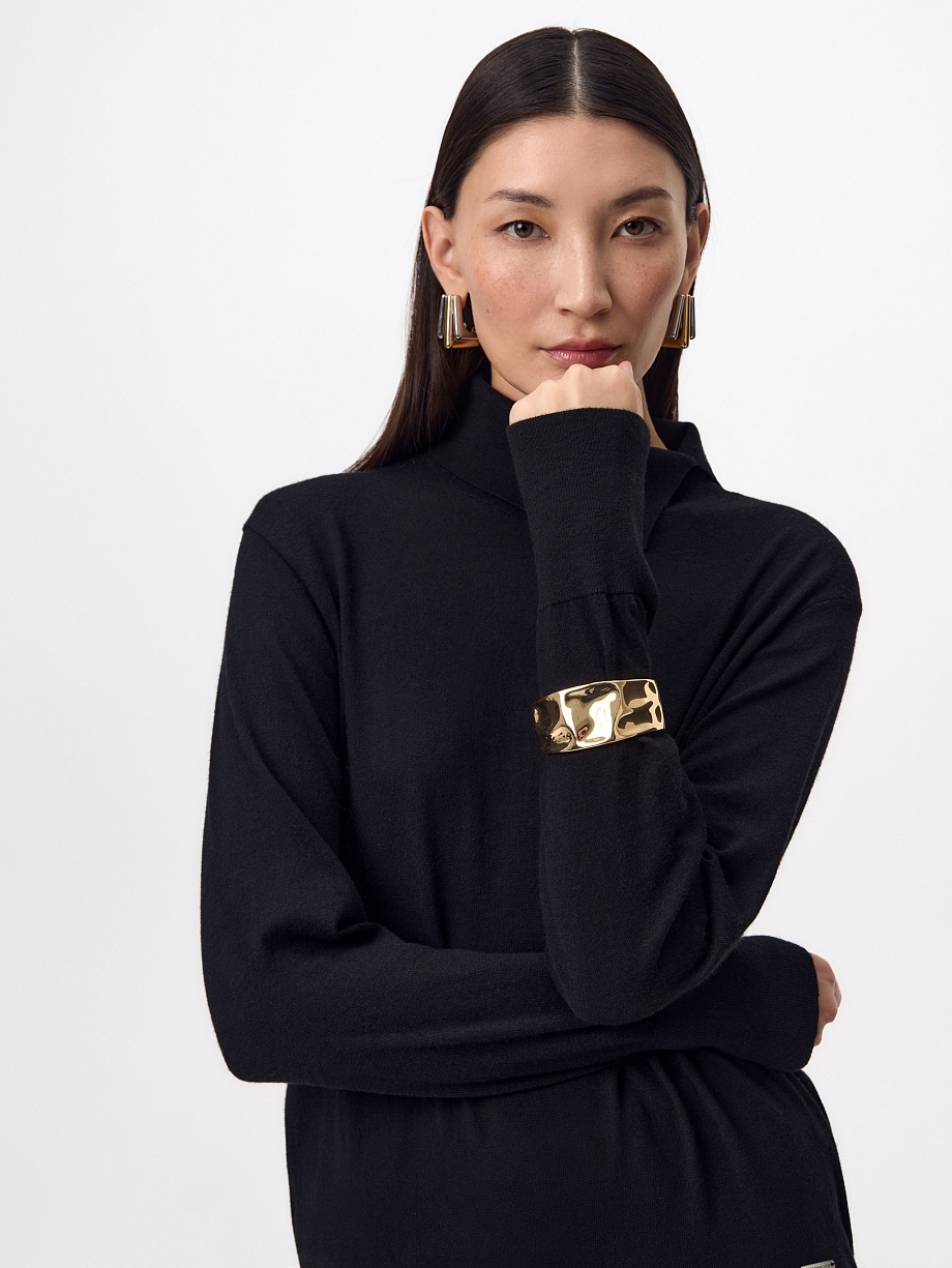 Свитер с асимметричным воротником