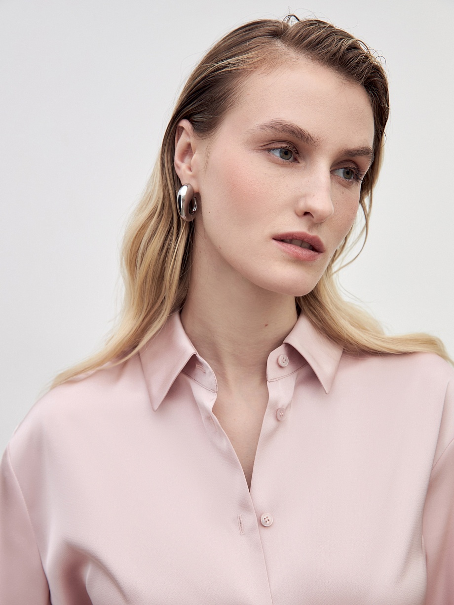 Свободная блуза из атласной ткани 