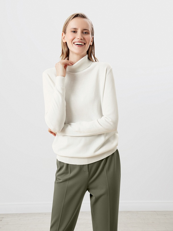 Тонкий белый свитер