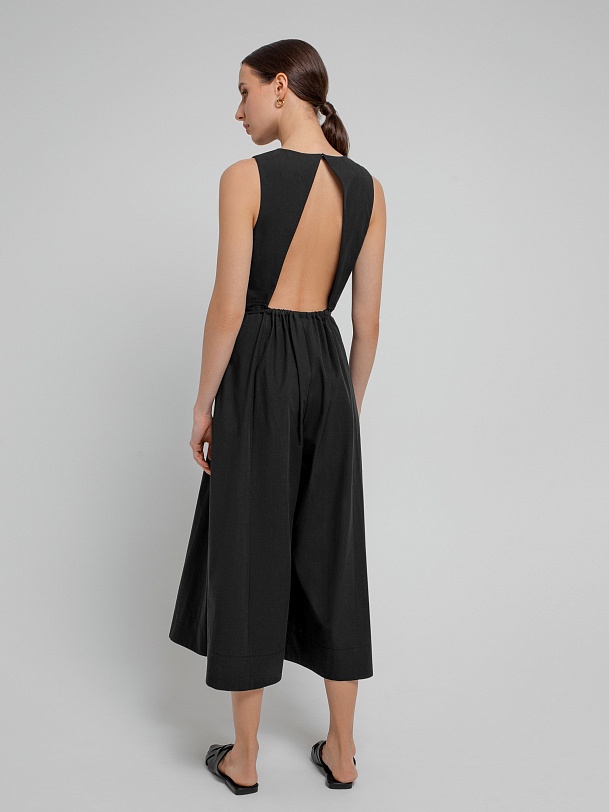 Летний комбинезон из тонкого хлопка с вырезом на спине