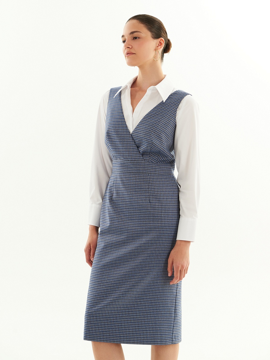 Приталенный сарафан на широких лямках с имитацией запаха