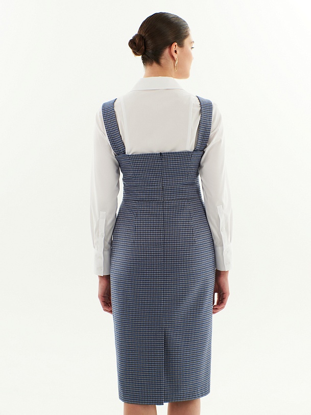 Приталенный сарафан на широких лямках с имитацией запаха