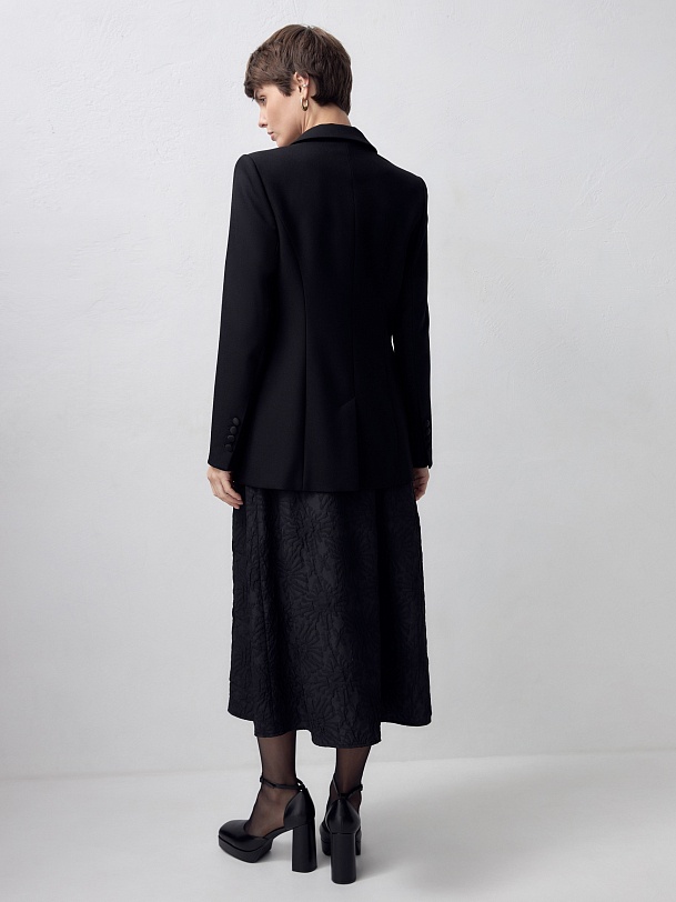 Классический двубортный жакет с лацканами из атласной ткани