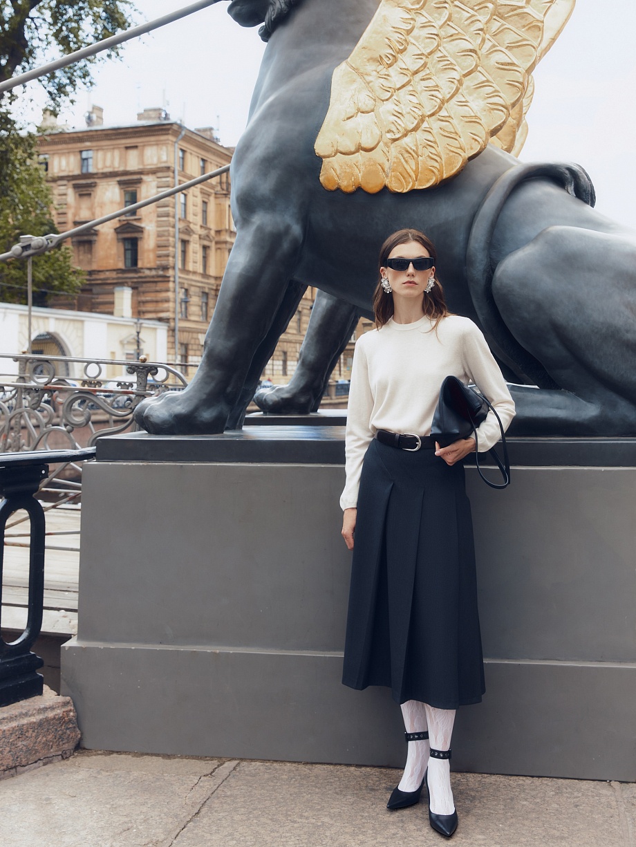 Расклешенная юбка с разрезами и складками асимметричного кроя