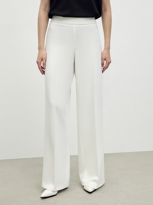 Расклешенные брюки на высокой посадке 