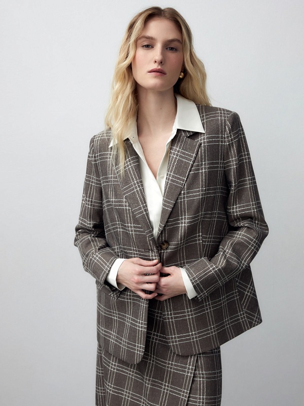 Классический жакет из фактурной ткани в клетку