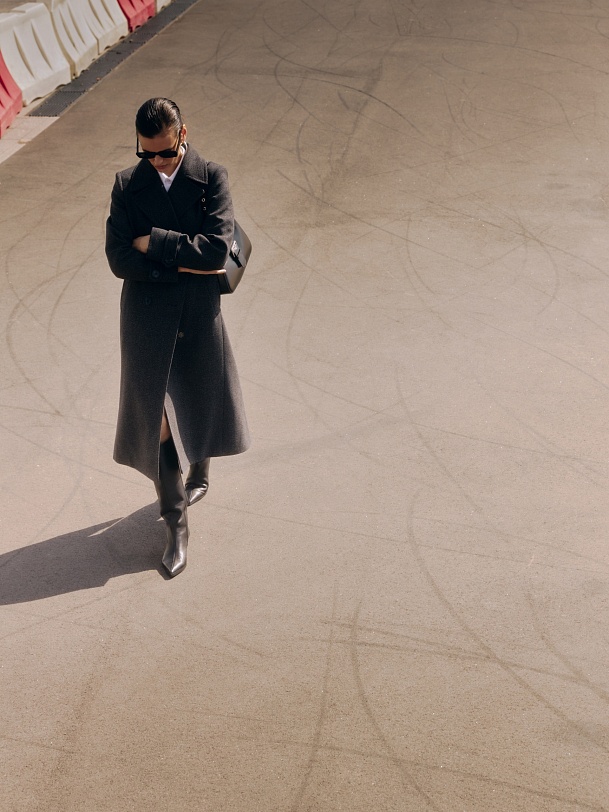 Шерстяное пальто с мембраной и утеплённой спинкой