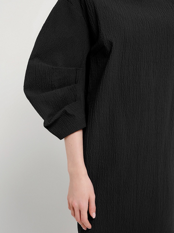 Хлопковое платье из фактурной ткани с объёмными рукавами