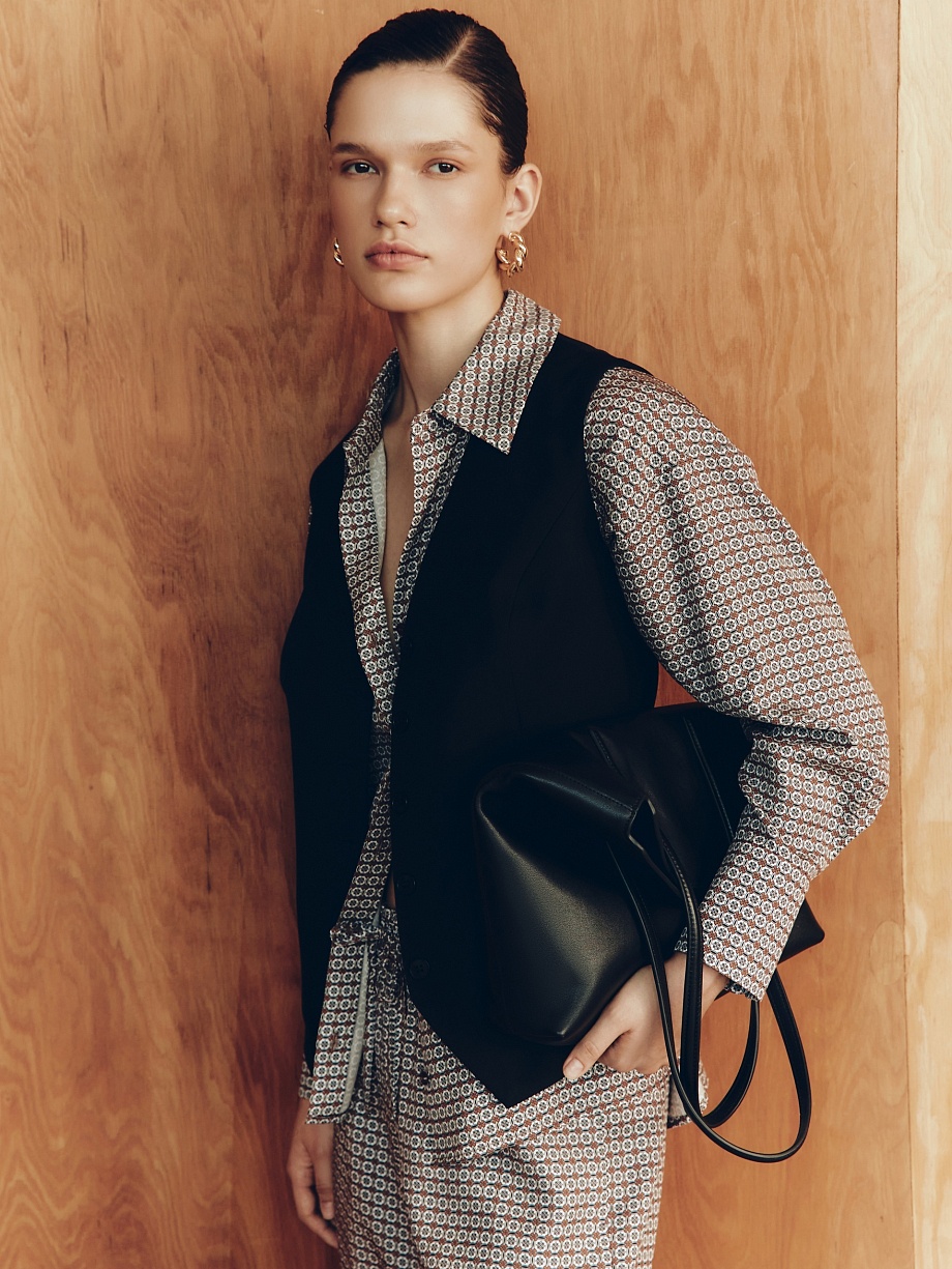 Жилет полуприлегающего силуэта из костюмной ткани