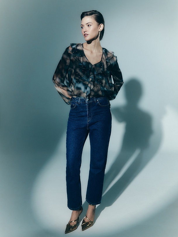 Полупозрачная блузка с рюшами на воротнике