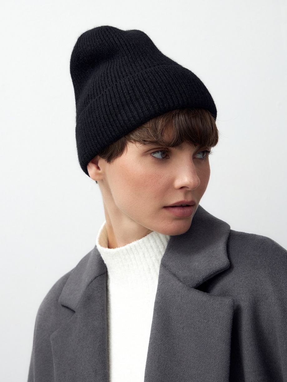 Демисезонная шапка с шерстью ангоры