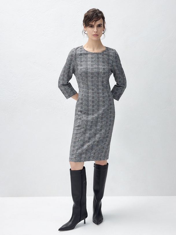 Платье из буклированной ткани с контрастным поясом