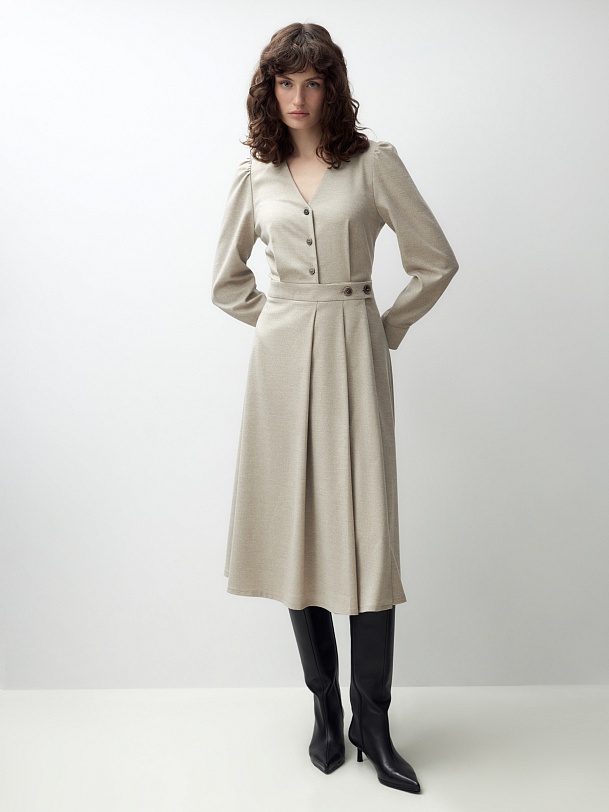 Приталенное платье на запах из костюмной ткани