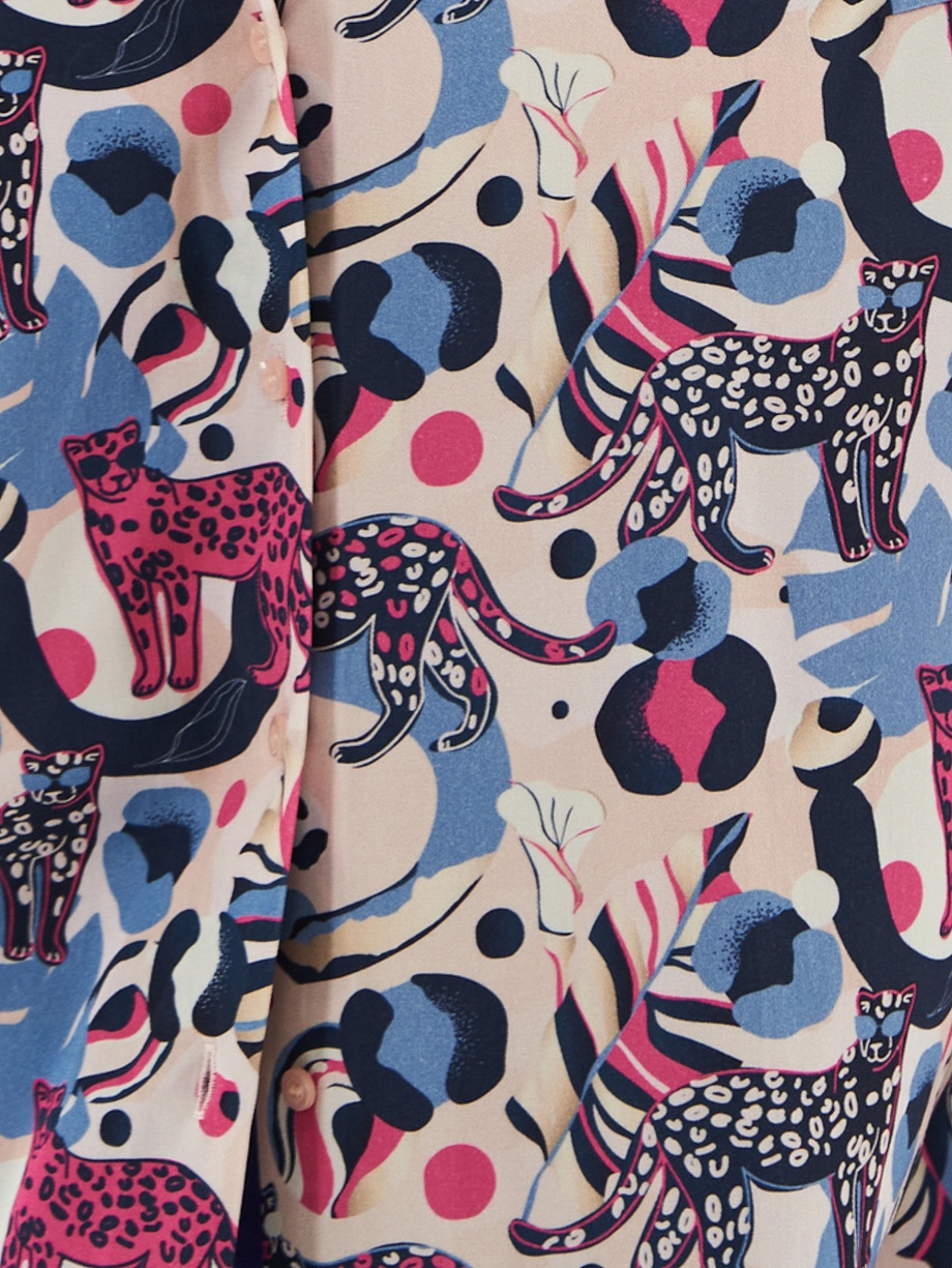 Свободная блуза на пуговицах из вискозы в анималистичном принте