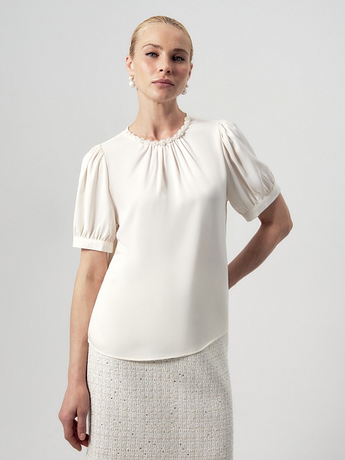 Блуза из атласа с декоративной горловиной