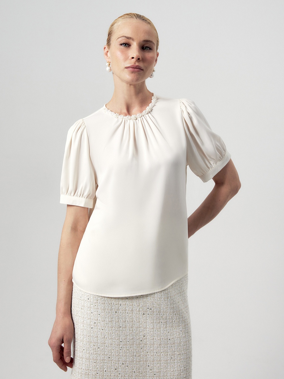 Блуза из атласа с декоративной горловиной