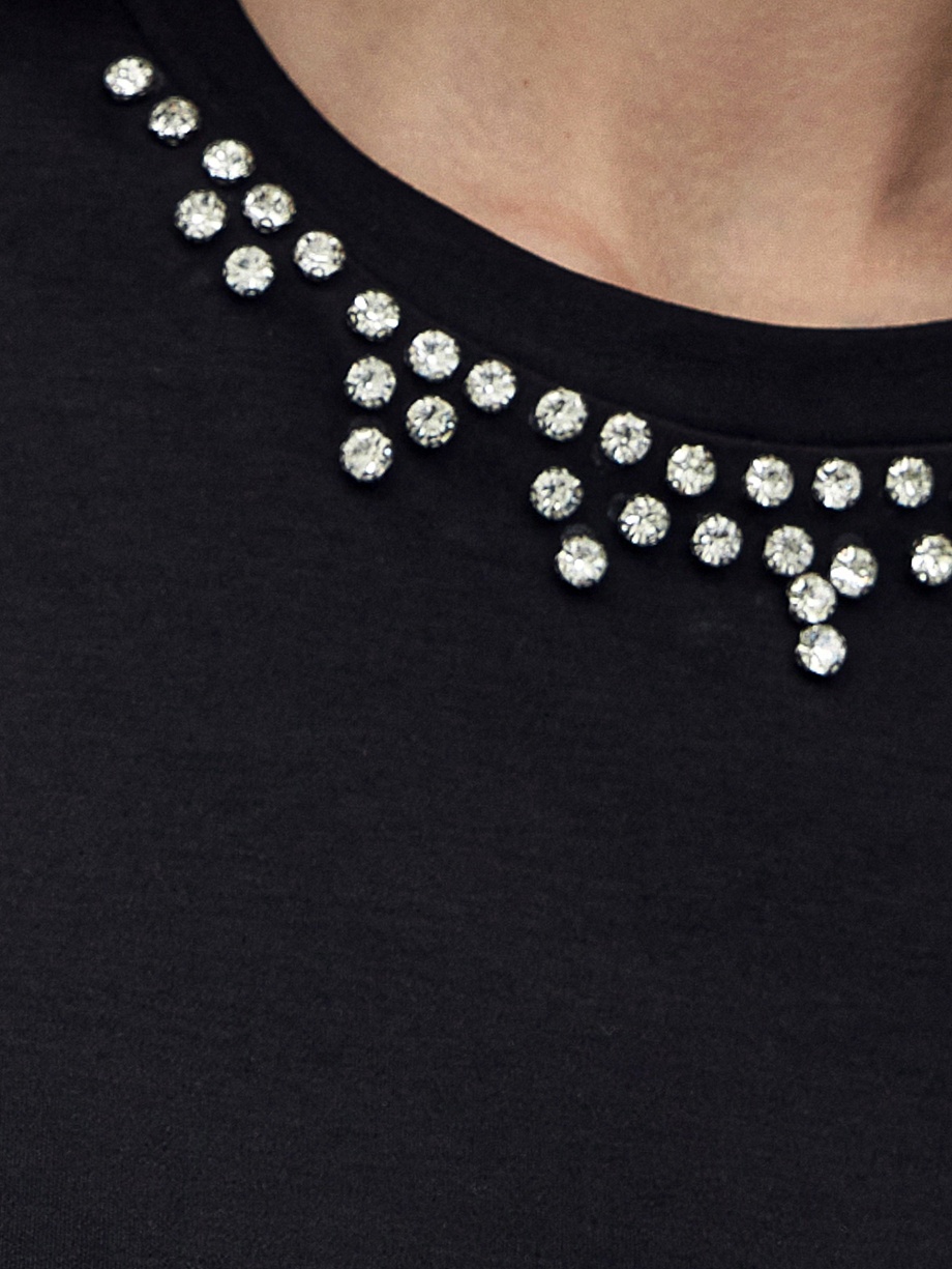 Футболка из 100% хлопка со стразами вдоль горловины