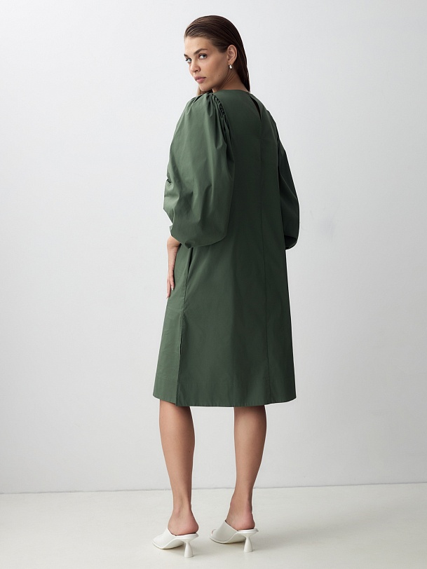 Свободное платье с объёмными рукавами