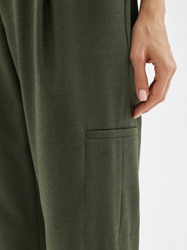 Брюки-бананы цвета хаки