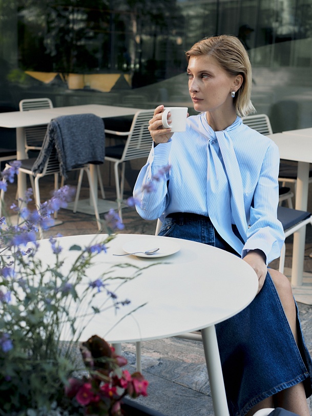 Блузка прямого силуэта с бантом