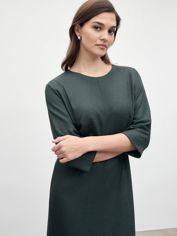 Приталенное платье с укороченным рукавом 