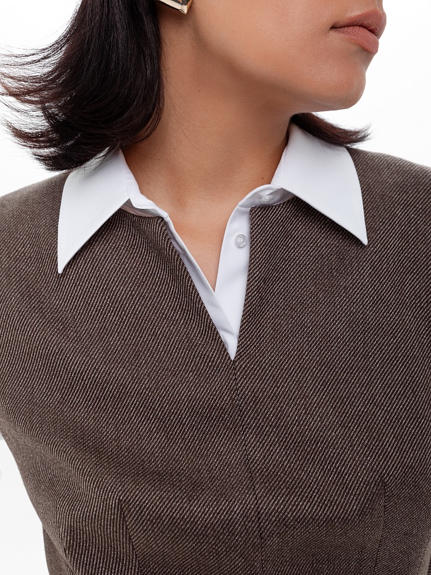 Жилет прилегающего силуэта со спущенной линией плеча