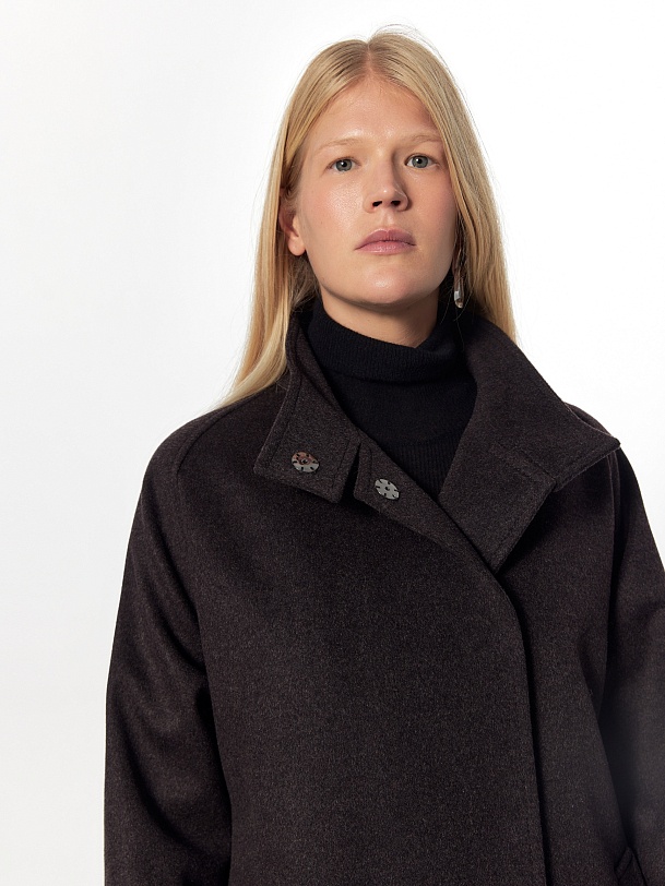 Шерстяное пальто с мембраной и утеплённой спинкой