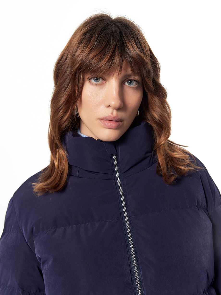 Укороченный пуховик с утеплителем 90% пух и 10% перо и капюшоном