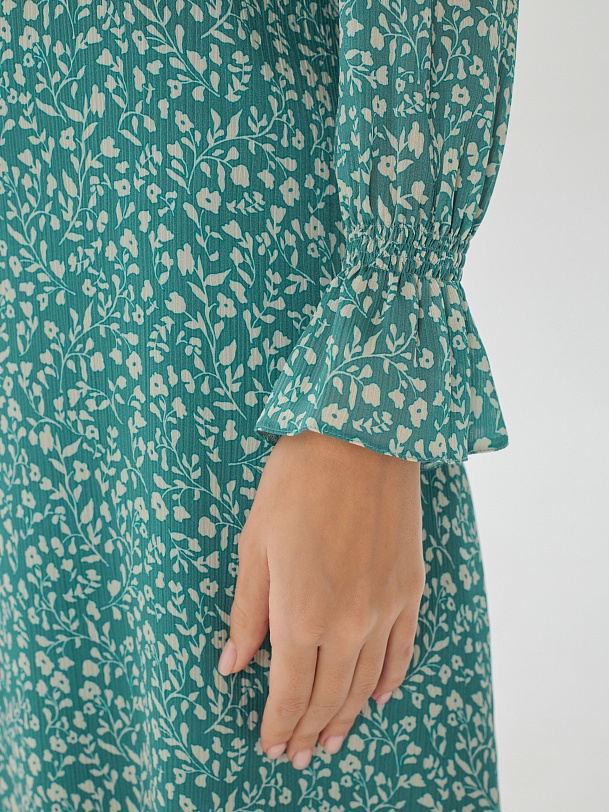 Романтичное платье приталенного силуэта