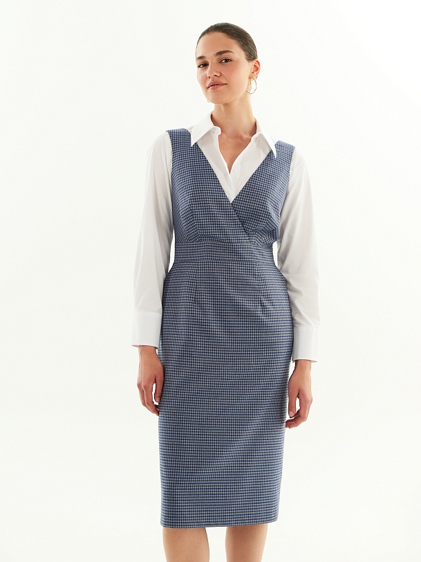 Приталенный сарафан на широких лямках с имитацией запаха