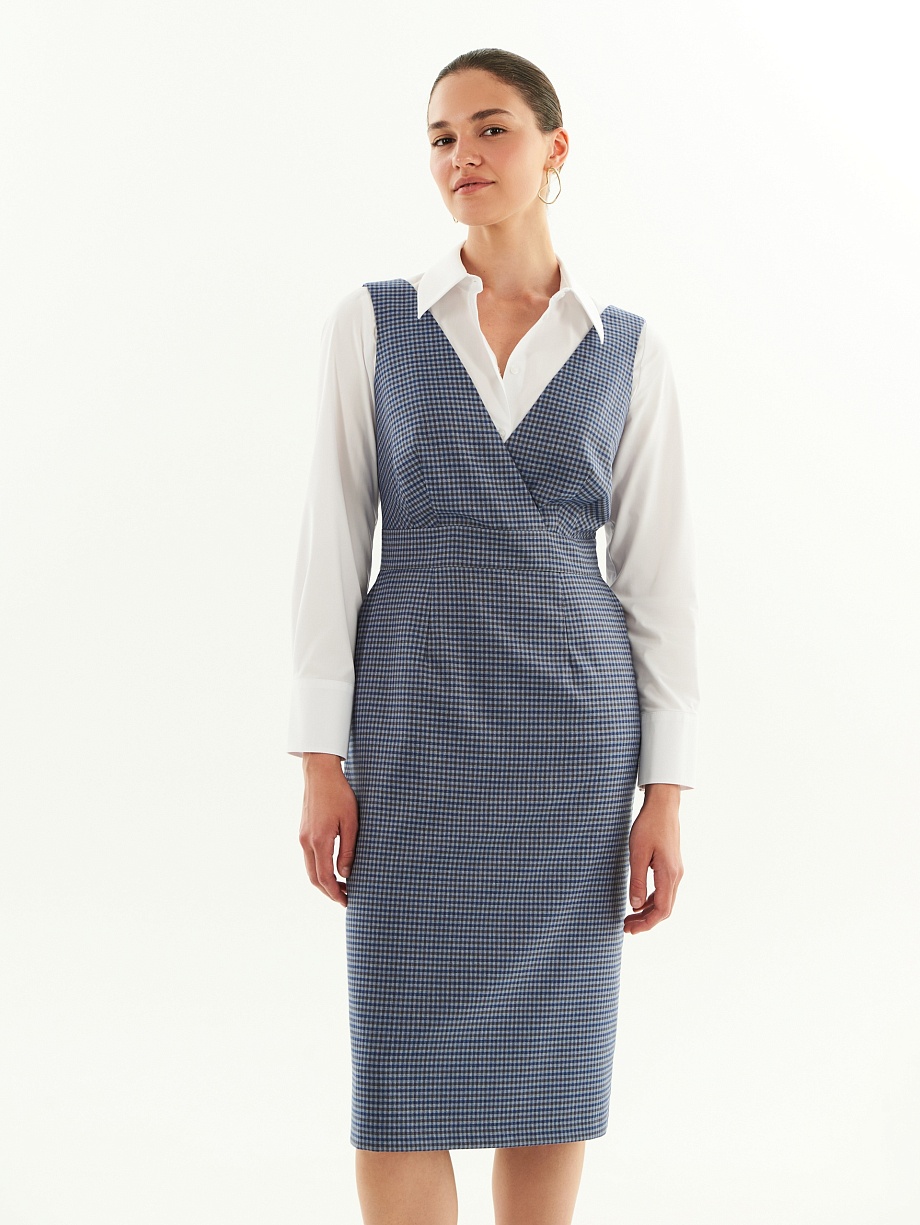 Приталенный сарафан на широких лямках с имитацией запаха