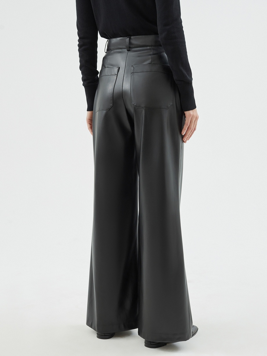 Широкие расклешенные брюки из черной экокожи