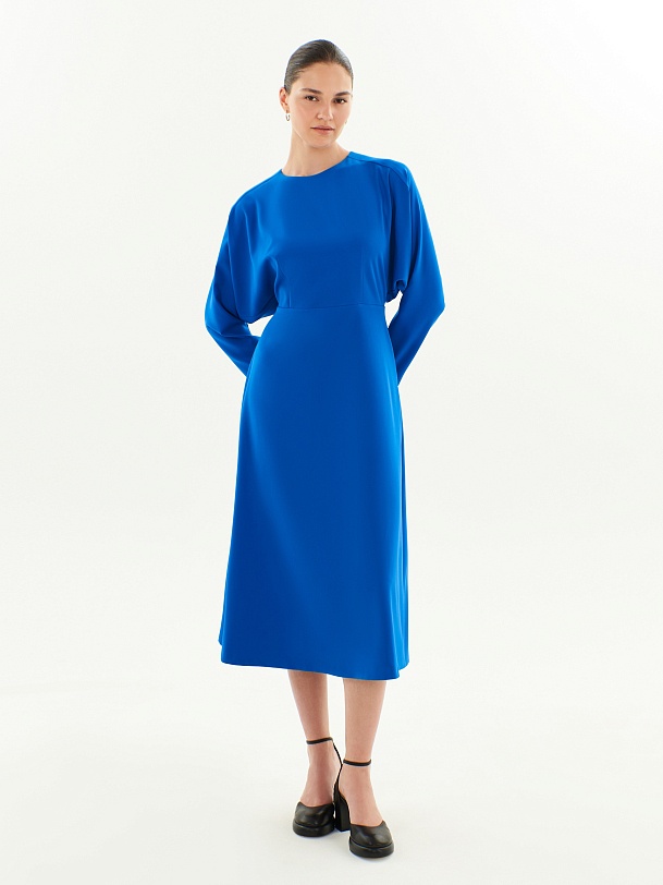Приталенное платье из  ярко-синей костюмной ткани