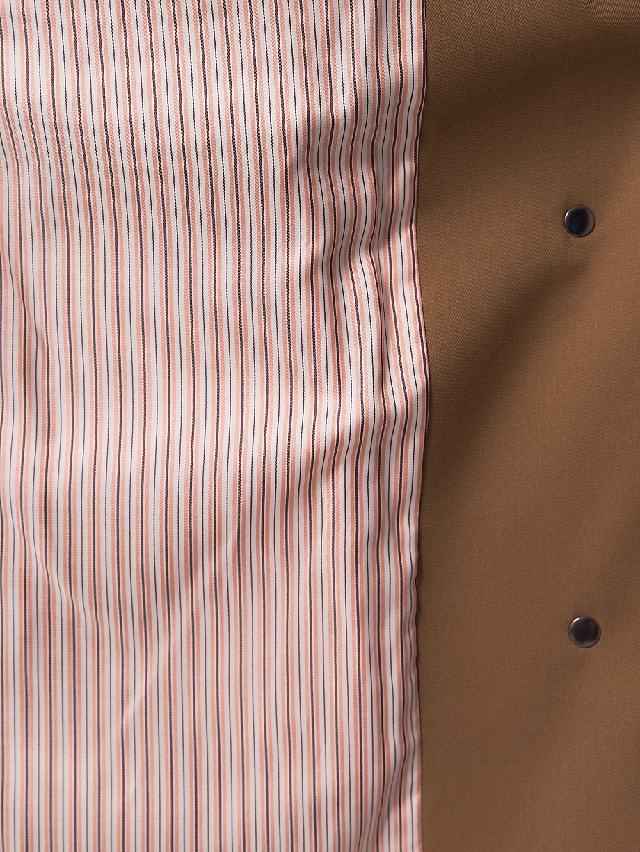 Непромокаемый плащ на кнопках с капюшоном