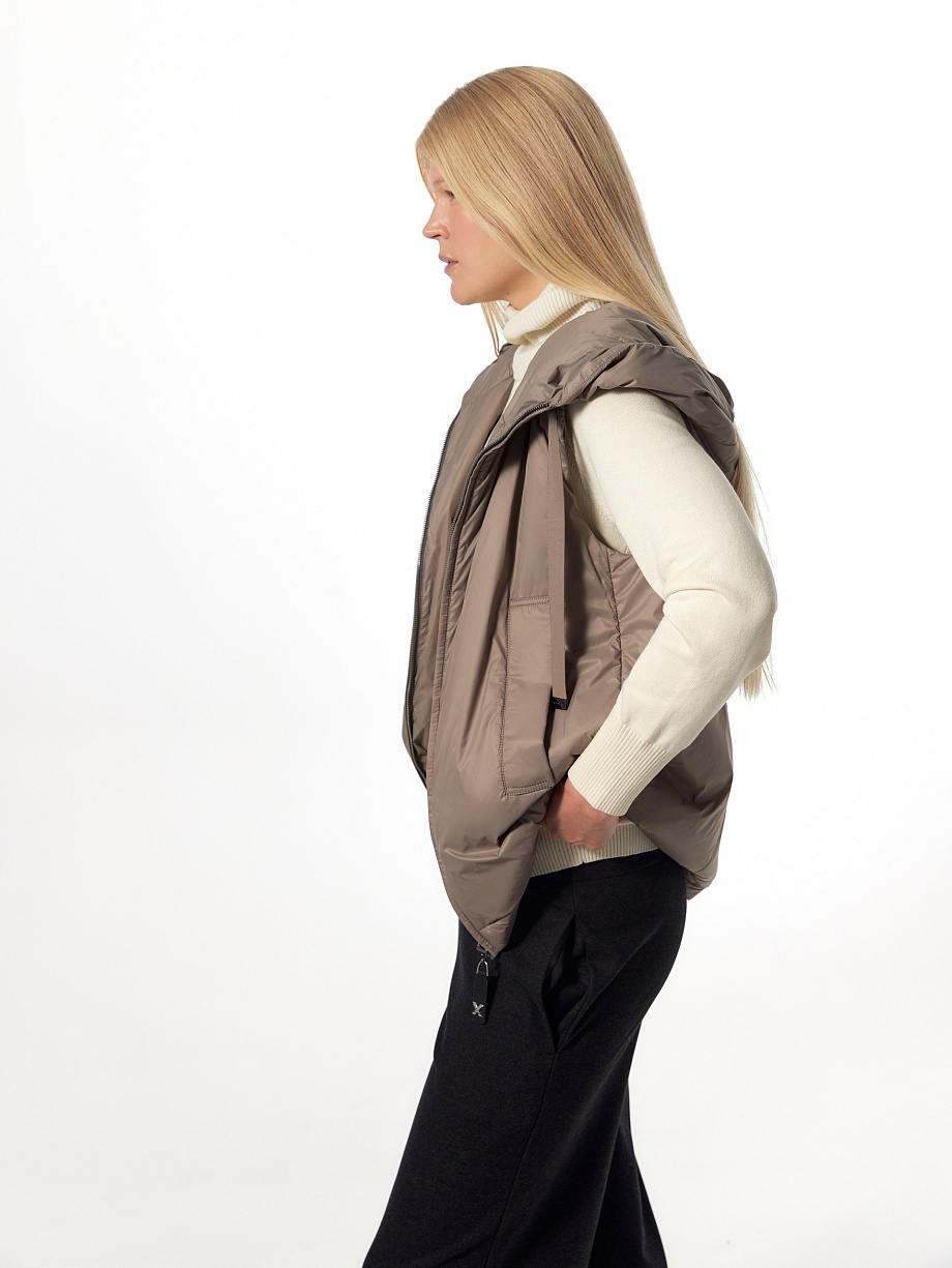 Жилет с шерстяным утеплителем и капюшоном